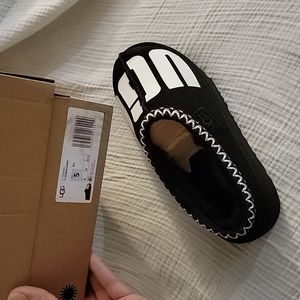 NEW UGG SLIPPER